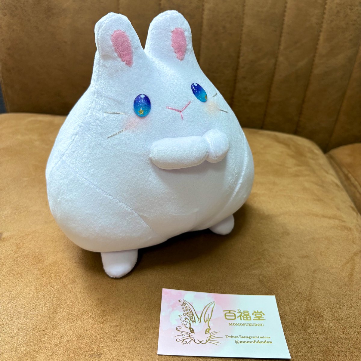 glabbit_lampwrk's tweet image. 昨日は、デザフェス @designfesta に行ってきました!
時間がかなり限られていたので、サクッとお買い物とご挨拶を😌ご挨拶できなかった方々すみません😭🙏💦
百福堂さん @momofukudou の「おおきなもっちー」ちゃん、
草木屋さん @kusaki_ya93 の「うさぎ爆誕本」と「カタイアイス…