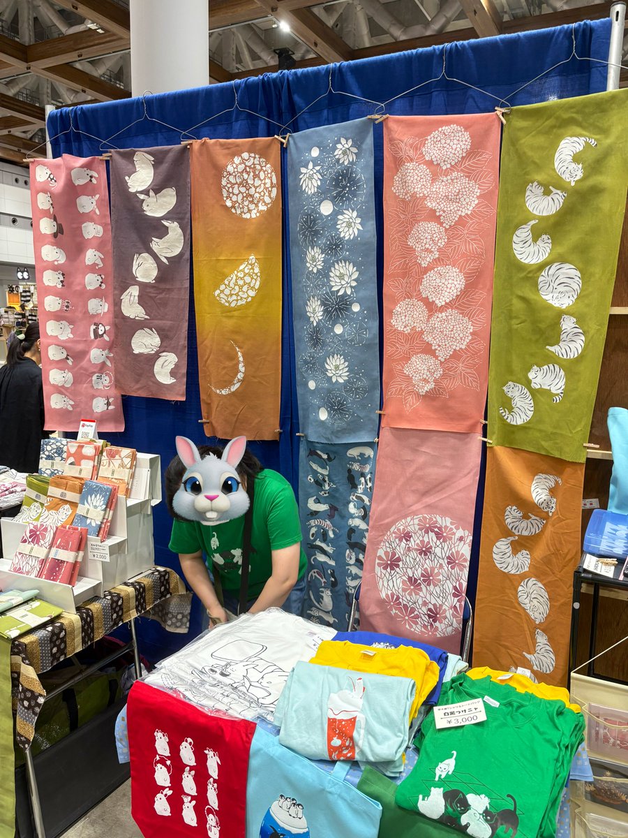 glabbit_lampwrk's tweet image. 昨日は、デザフェス @designfesta に行ってきました!
時間がかなり限られていたので、サクッとお買い物とご挨拶を😌ご挨拶できなかった方々すみません😭🙏💦
百福堂さん @momofukudou の「おおきなもっちー」ちゃん、
草木屋さん @kusaki_ya93 の「うさぎ爆誕本」と「カタイアイス…