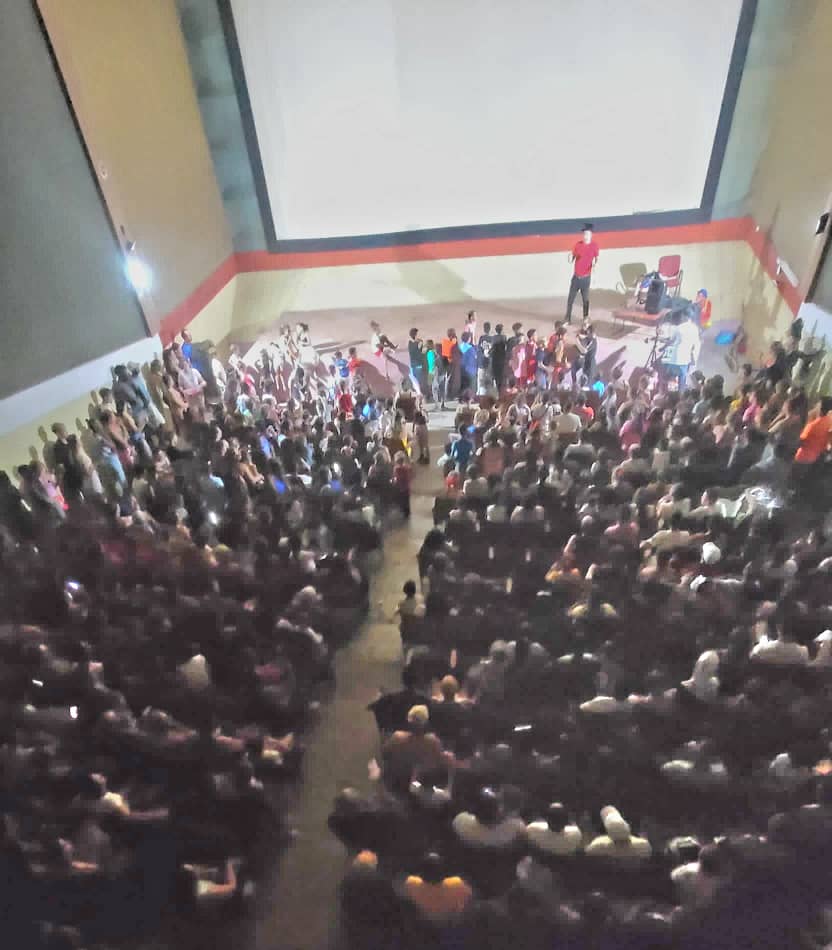 Las fotos del Cine de Yaguajay, #SanctiSpiritus del Cine Martí en #Holguín, el Cine Meca en San Juán y Martínez, #PinardelRio de los Cines en #VillaClara, y del Cine La Rampa en #LaHabana, son la mejor evidencia de que el 9no Festival de Cine de Verano ya empezó en toda #Cuba