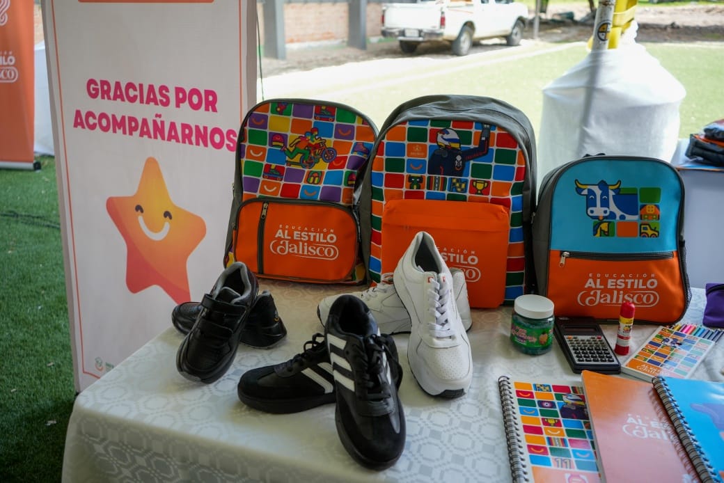 MovCiudadanoJal's tweet photo. En Jalisco, la educación de nuestras niñas y niños está en buenas manos. 🧒✋
Con el programa Listo Jalisco, llegamos a #Jamay y #Poncitlán para entregar más de 17,000 paquetes escolares a estudiantes de educación básica. https://t.co/yHiO2bnM3U