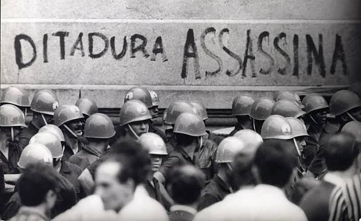 Re_Publi's tweet photo. Enquanto a violência se escondia embaixo da bandeira nacional, parte da população se beneficiava pelos lucros no cenário econômico.
A história nem sempre é contada por quem resistiu. Mas a verdade existe independente disso.
E a gente tá aqui pra lembrar!
#RePubli https://t.co/IQxYBGzzjA