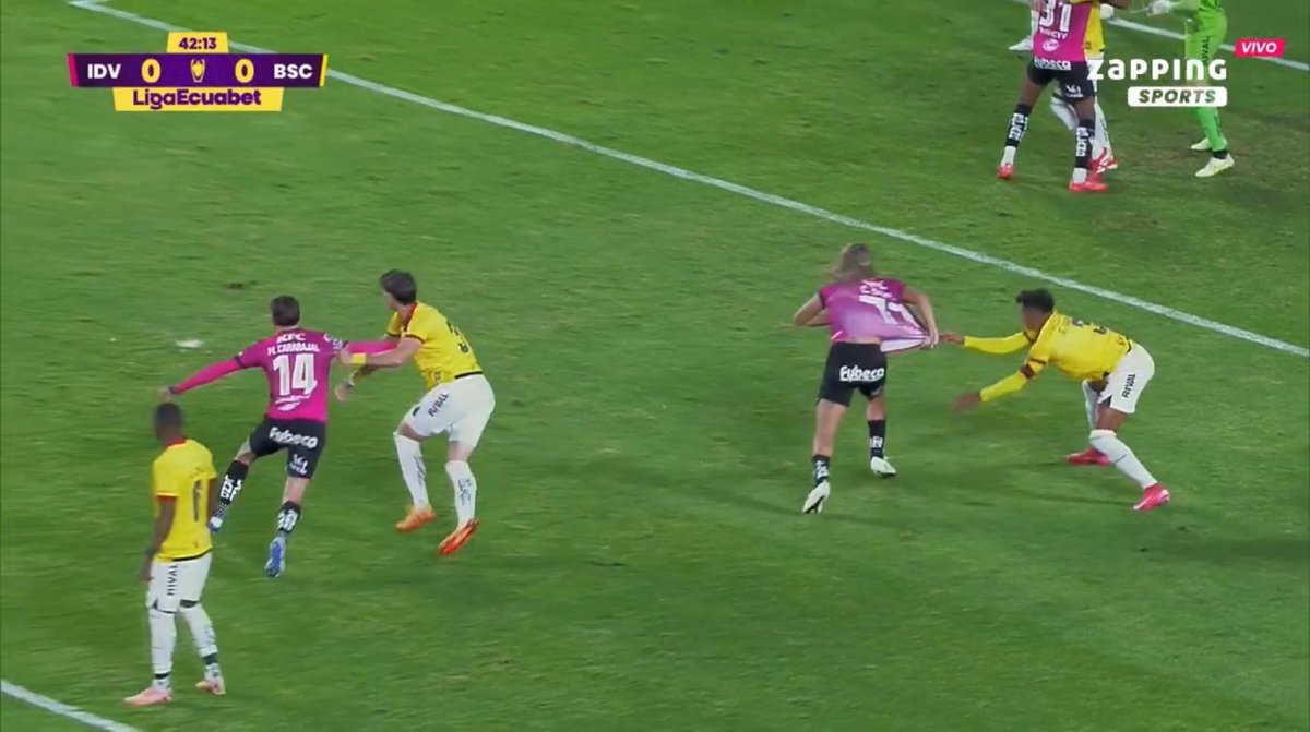 Penal claro, en el arranque de la jugada los dos se iban agarrando pero luego gana la posición Spinell, era TA para Arreaga.

El VAR revisó pero no pidió el chequeo para Yerson Zambrano.