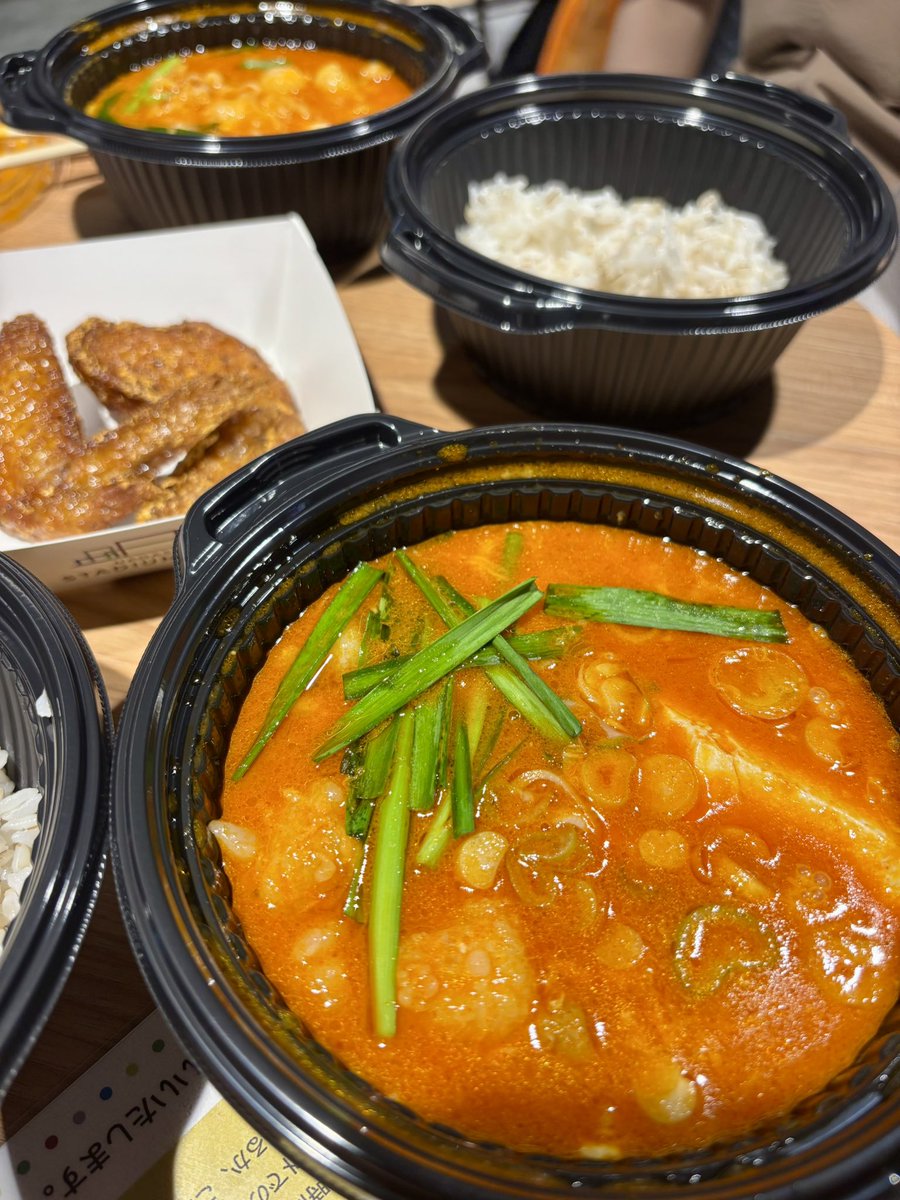 berrymyuu's tweet photo. 超久々に長崎市中心部へ足を運び、初めてのスタジアムシティへ😄
サッカーの試合の日で青いユニフォームの人たちが次々行き交う中 #東京純豆腐 でホルモンスンドゥブのセットを😋
釜山の余韻から未だ抜けきれてない私には最高の食事でした🥰 https://t.co/vgnXOXltSF