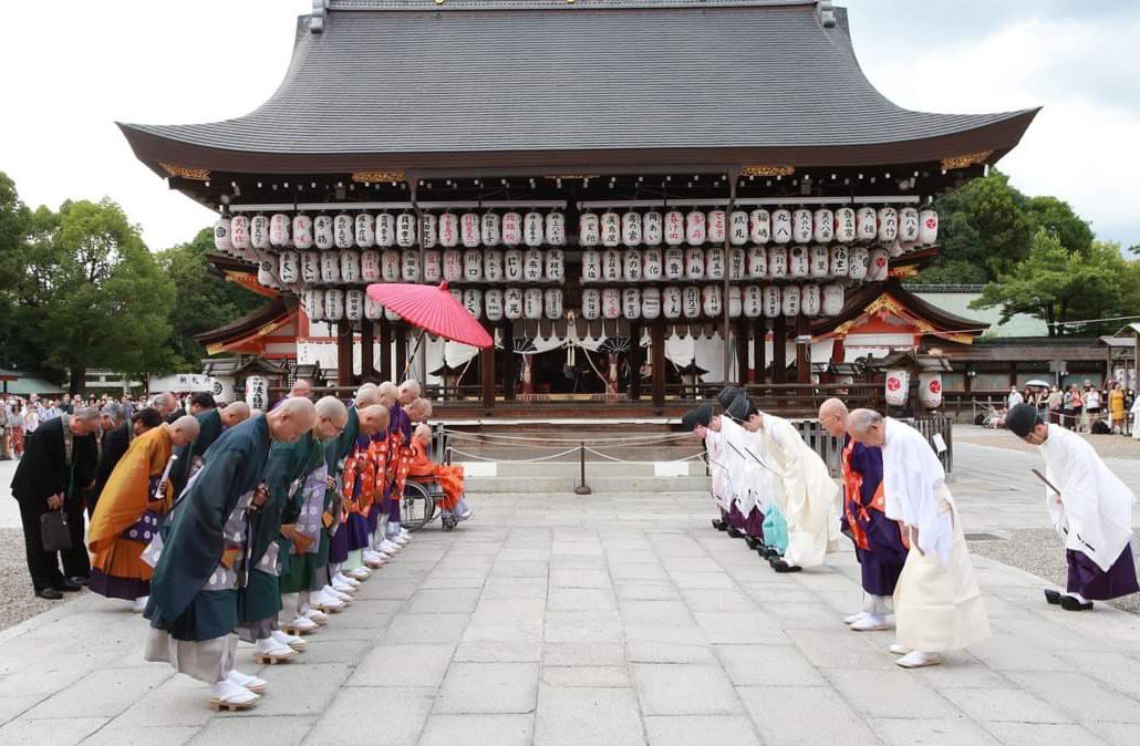 enryakuji_hiei's tweet image. 7月21日、八坂神社と延暦寺の神仏習合の法要「八坂礼拝講」が、舞殿にて執り行われます。また、今年から八坂神社と延暦寺が特別に祈願した神仏習合の御札とお御守も八坂神社にて授与されます。詳しくは八坂神社HPをご覧下さい。
#八坂礼拝講 #比叡山 #延暦寺 #八坂神社
#神仏習合 #国家安寧 #疫病退散