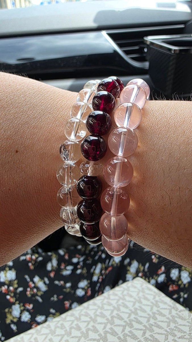 今日は手首長族で行きます。鼻のホクロを取ったからベージュマスクです。ガタケ久々～