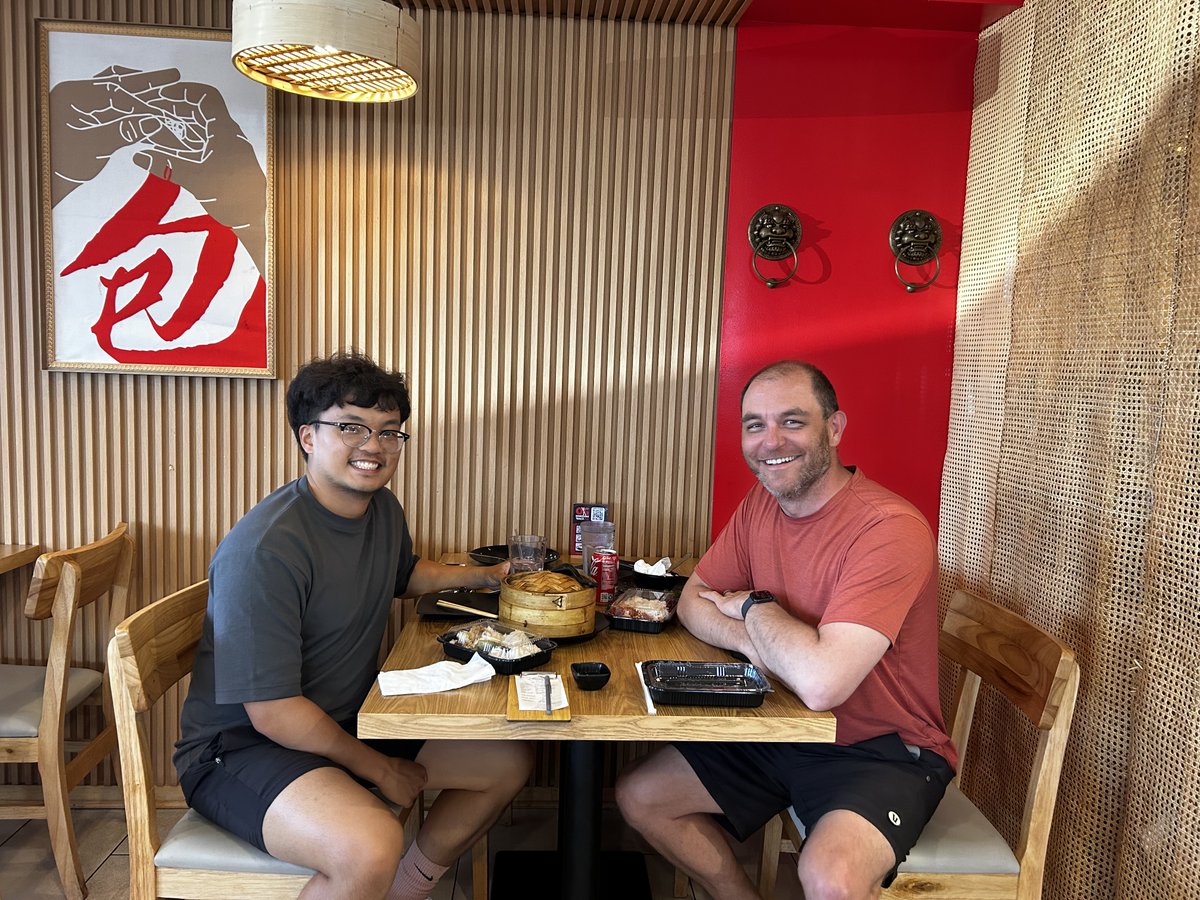 Buffalo_AT's tweet image. Great seeing MSAT alum Brandon LuShing (’23) back in Buffalo! He grabbed lunch with Dr. K while in town. Brandon’s doing great things working as an AT at The Dalton School in Manhattan.🤘#UBSPHHP #UBuffalo #Alumni #UBMSAT