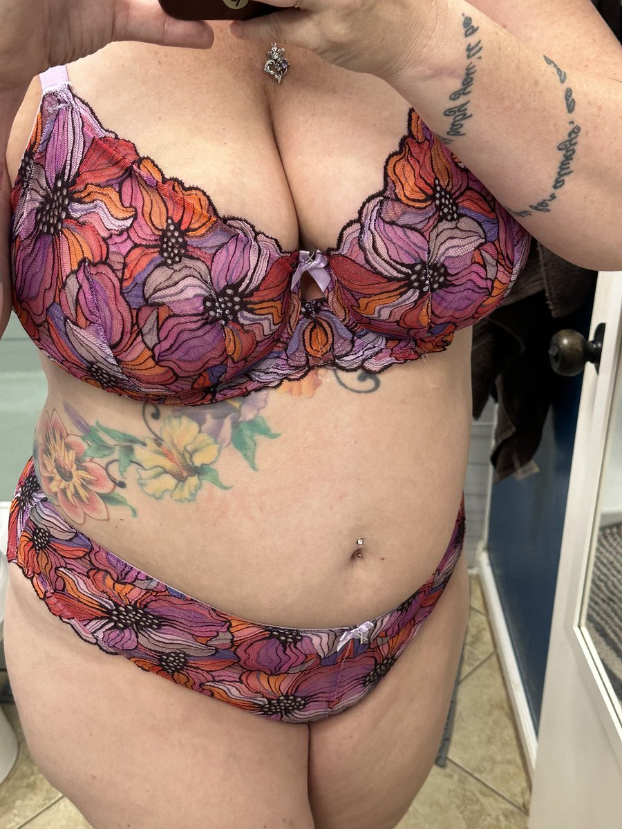 What do we think of the new set ?💋 happy Saturday you lot!💋😈🌹