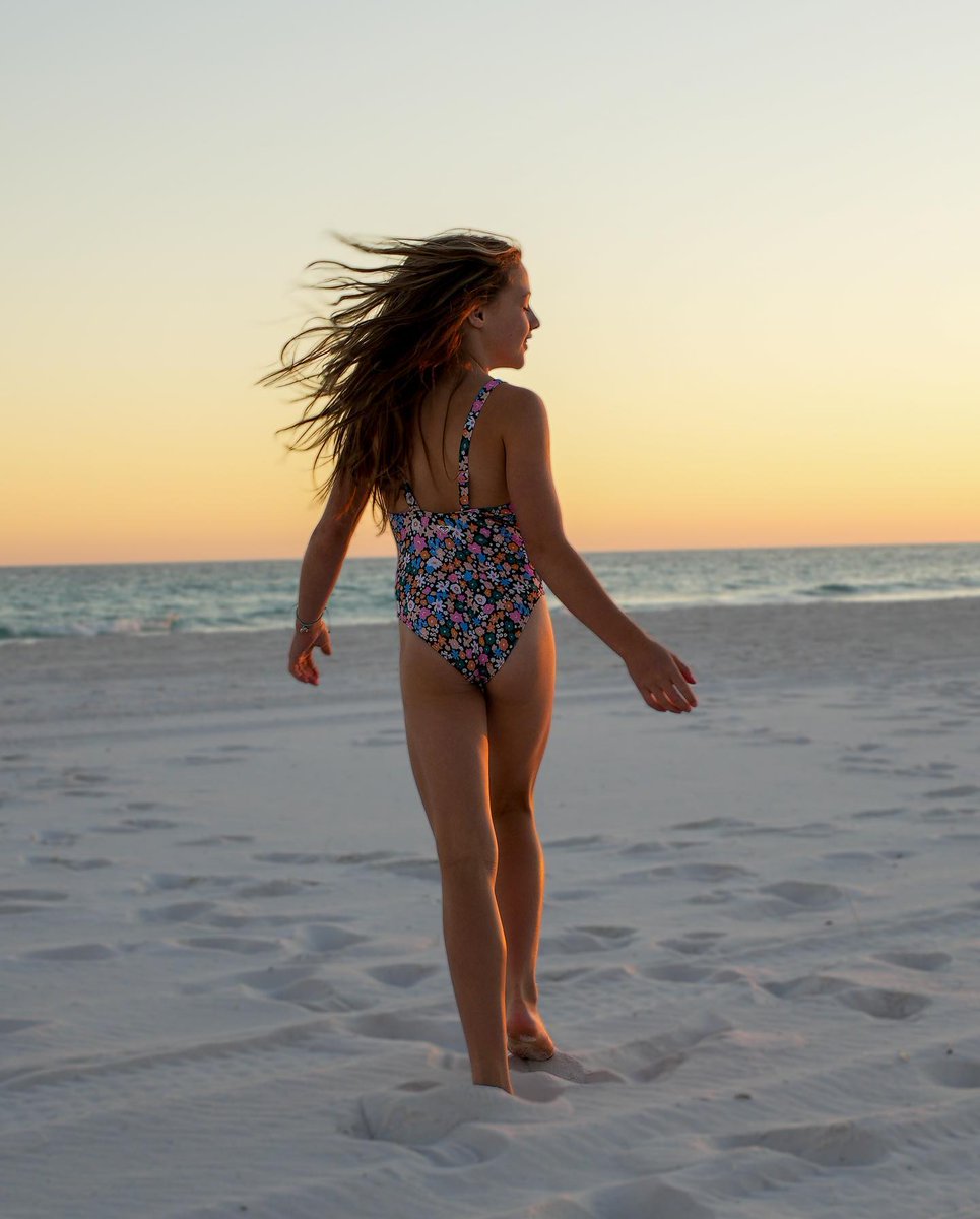 hannahbonejones's tweet photo. #photoshoot #swimsuits  #beachday https://t.co/TsouRpPHgh