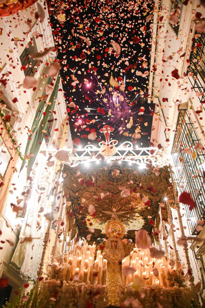 PasionDeSevilla's tweet photo. MENUDA BARBARIDAD.

#RocioCoronada https://t.co/OwlUHIHIyF