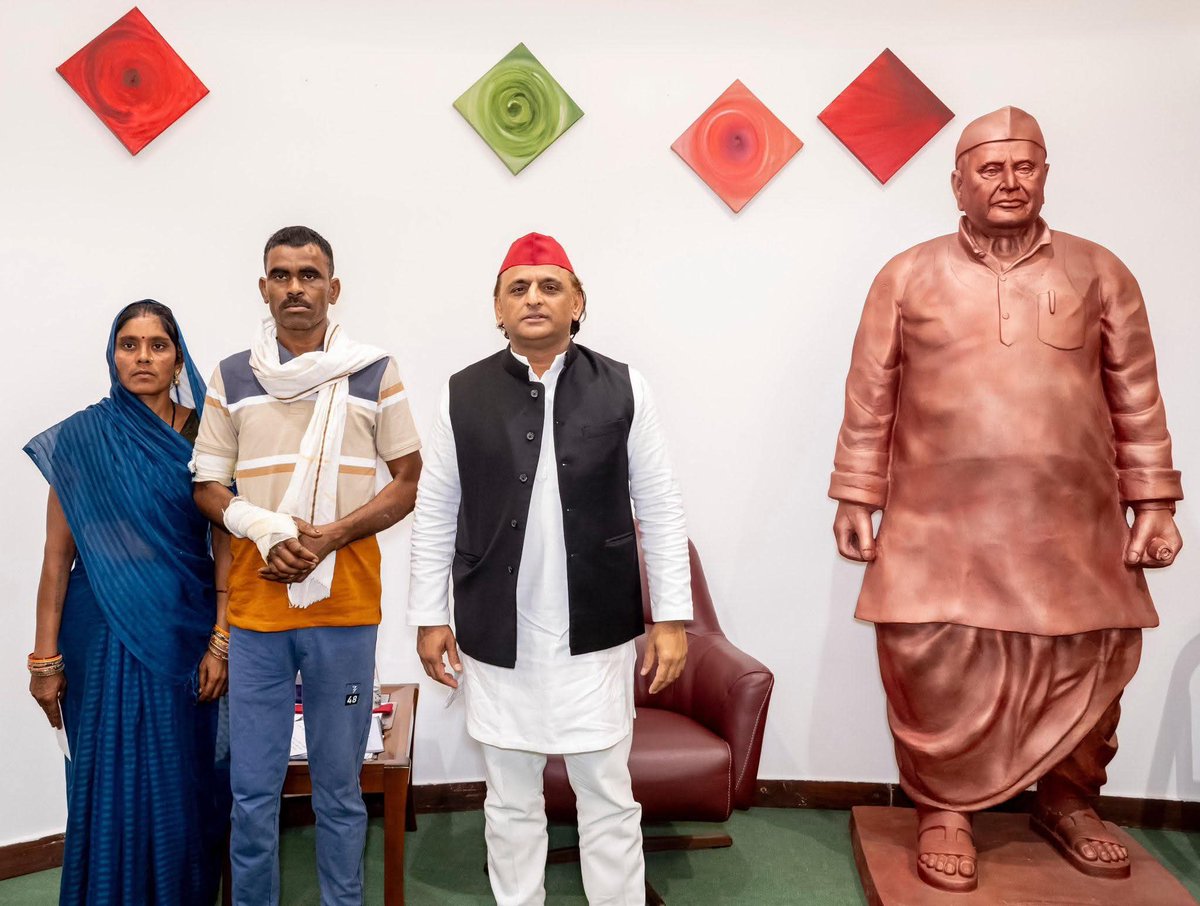 पहली तस्वीर लखीमपुर-खीरी के उस वाइरल वीडियो की जिसमें एक युवक तेंदुए से लड़ रहा था।

युवक का नाम मिहिलाल गौतम था मिहिलाल 20 मिनट तक आदमखोर से लडे और उसे परास्त करके बच निकले।

कल मिहिलाल गौतम कि बहादुरी के लिए अखिलेश यादव जी ने मिहीलाल को 2 लाख रुपये कि मदद करके सम्मानित किया।