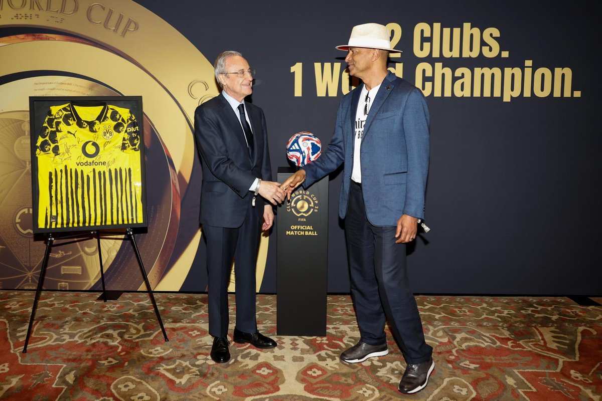 kamweta75's tweet photo. #RDC: Le Président du Tout Puissant #Masembe @moise_katumbi  a participé ce soirà la coupe du monde des clubs  en cours aux #USA aux côtés de plusieurs légendes dont le tout puissant président du #RealMadrid #FlorentinoPérez https://t.co/6bWnLk0AdG