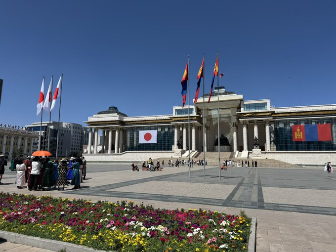 Япон Улсын цог жавхлант эзэн хаан та Монгол Улсад тавтай морилно уу. Жил бүрийн төсөвтөө Монгол Улсыг марталгүй оруулдагт тань танай парламент, ард түмэнд баярладаг шүү. 😁