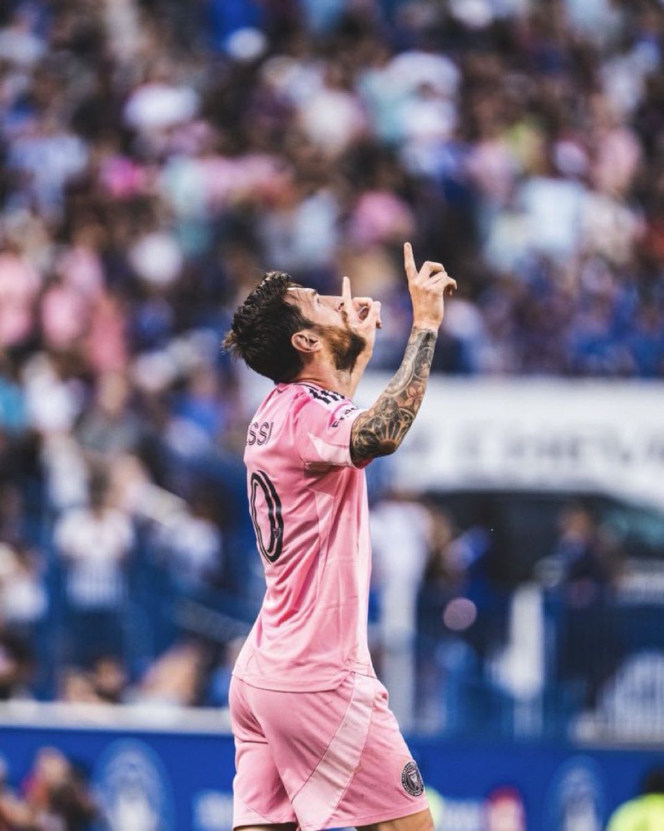 الوحيد الذي تستحق أن تسهر من أجله الأجفان، وان يذهب الكسل من الأبدان، بدلًا من تسكعك مع صديق، او عيش غمرة الحب مع عشيق، ميسي يغنيك عن كل ذلك، يلعب فيشبع فؤادك، ويملأ حياتك، يغذّي عينيك، والمتعة تسري ذاهبةً راجعة إليك، قدميه من أسحار بابل، ومتعته غيث وابل، أدامك الله يا أسطورة.