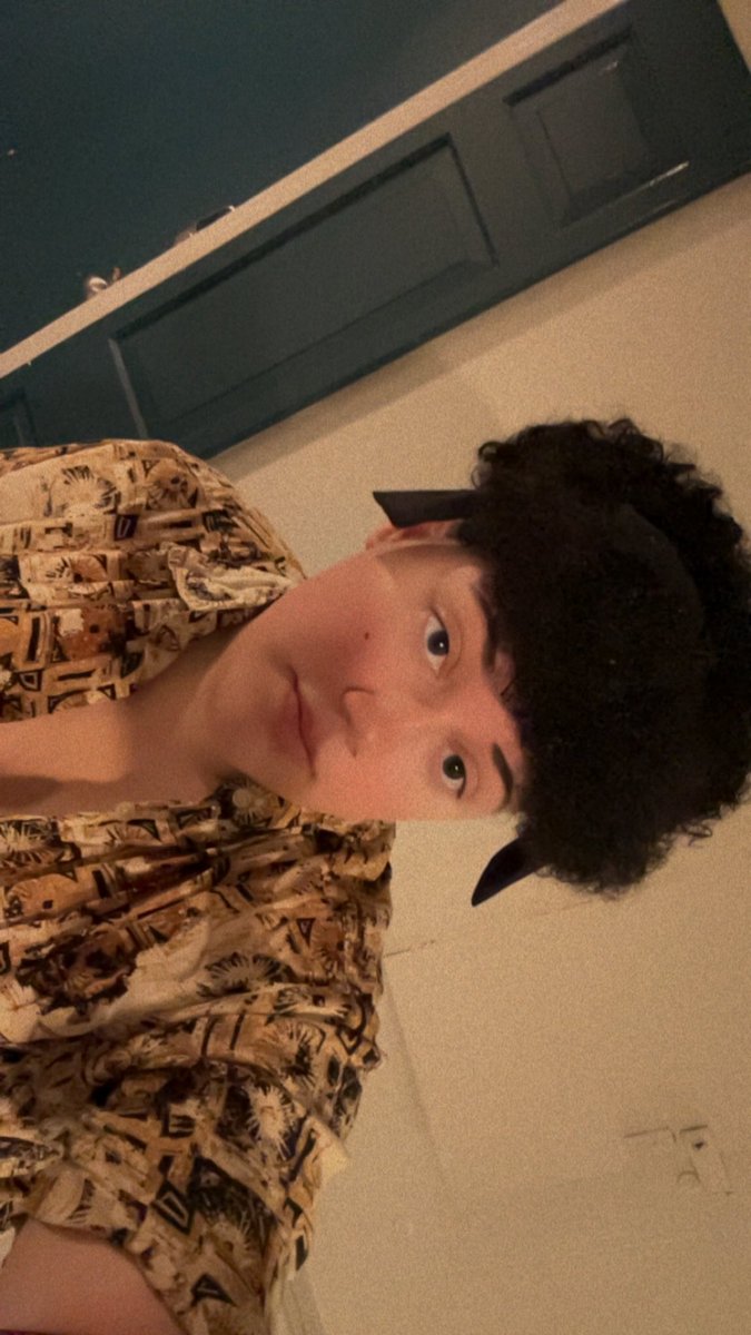 TensOffline's tweet photo. Growing out my hair is absolutely killing me but I’m trying to rock the baby fro 😭 https://t.co/7qU7yWhKnN