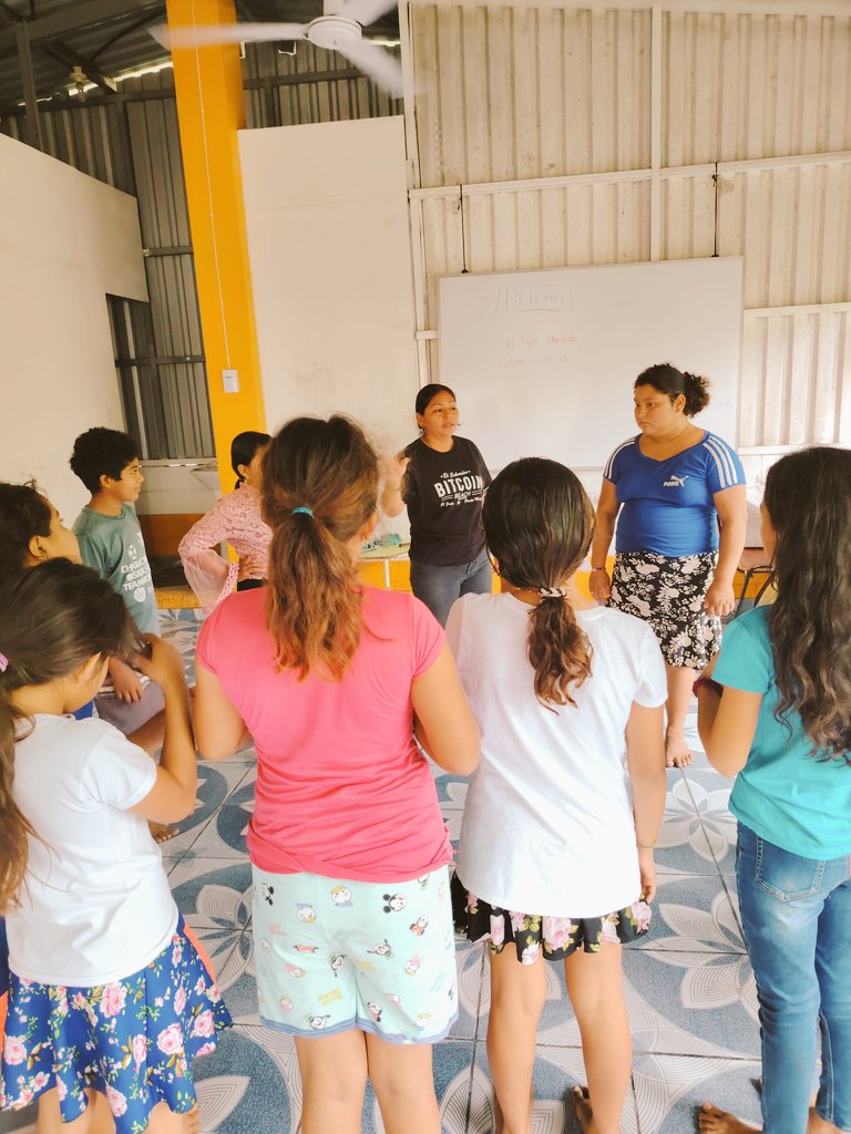 Bitcoinpirraya's tweet image. Un sábado más con nuestros niños en Isla la pirraya Usulután, @Luis21satoshi , Isaac guerrero y Maricela , compartieron con ellos.
Este es un programa de @Bitcoinbeach El Salvador .