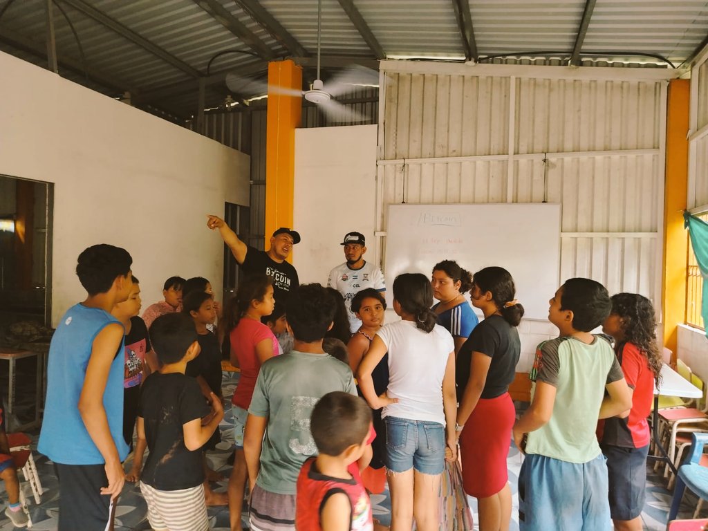 Bitcoinpirraya's tweet image. Un sábado más con nuestros niños en Isla la pirraya Usulután, @Luis21satoshi , Isaac guerrero y Maricela , compartieron con ellos.
Este es un programa de @Bitcoinbeach El Salvador .