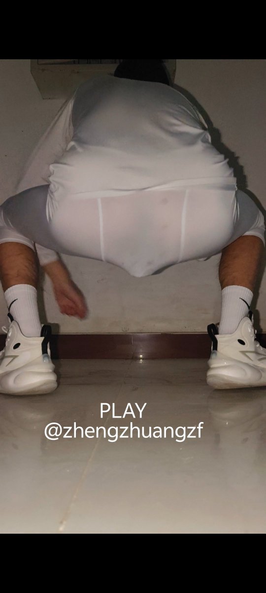 图书馆系列②
图书馆自插，闻r，在r的作用下假屌不断抽插 把自己玩开后 塞入假鸡吧穿好高弹准备进一步发骚🥵图三高弹裆前是前列腺液，骚水浸湿的，全程不摘锁，感受后穴的侵入
#自插 #高弹 #反差 #白袜 #暴露 #控r #发骚 #肛塞