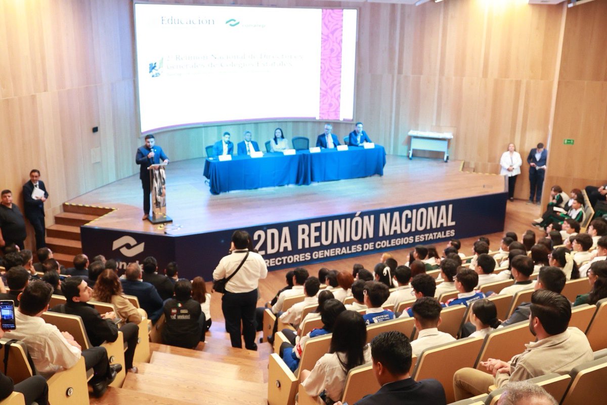 Roronava's tweet image. En el marco de la segunda Reunión Nacional de Colegios Estatales rendimos homenaje por primera vez en la historia del @CONALEP_Mex a nuestro alumnado más destacado del país.

No solo estamos formando técnicos, estamos formando ciudadanas y ciudadanos íntegros, capaces de…