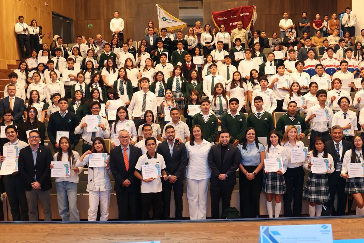 Roronava's tweet image. En el marco de la segunda Reunión Nacional de Colegios Estatales rendimos homenaje por primera vez en la historia del @CONALEP_Mex a nuestro alumnado más destacado del país.

No solo estamos formando técnicos, estamos formando ciudadanas y ciudadanos íntegros, capaces de…