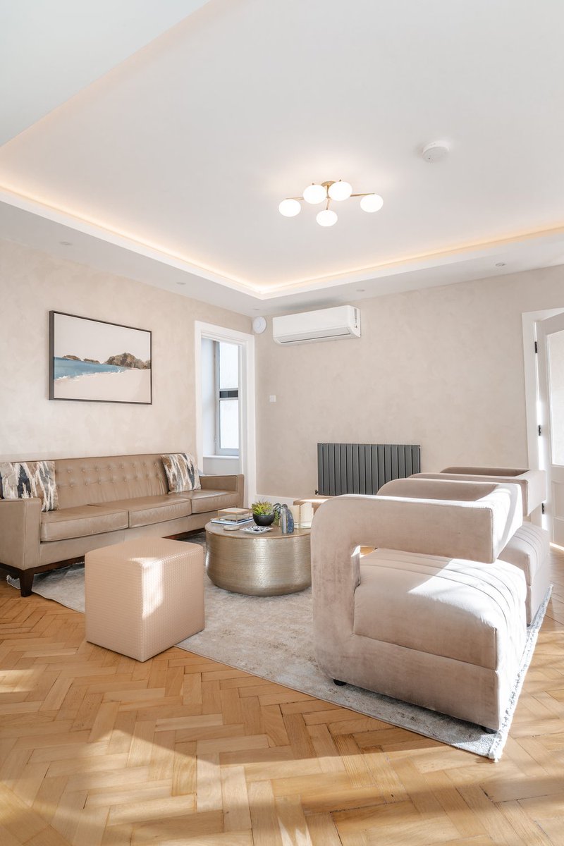 E‑D E S I G N  
.....SALE 
5 spaces  
DM to book  before 8pm Sunday 
What’s included:
• Mood board
•  Layout Plan
• Curated Shopping List
Busy homeowners
 Airbnb hosts
 Renovators
Bonus: Book by Sunday 8pm for FREE styling call and shopping list(£190 value)
📷copyright