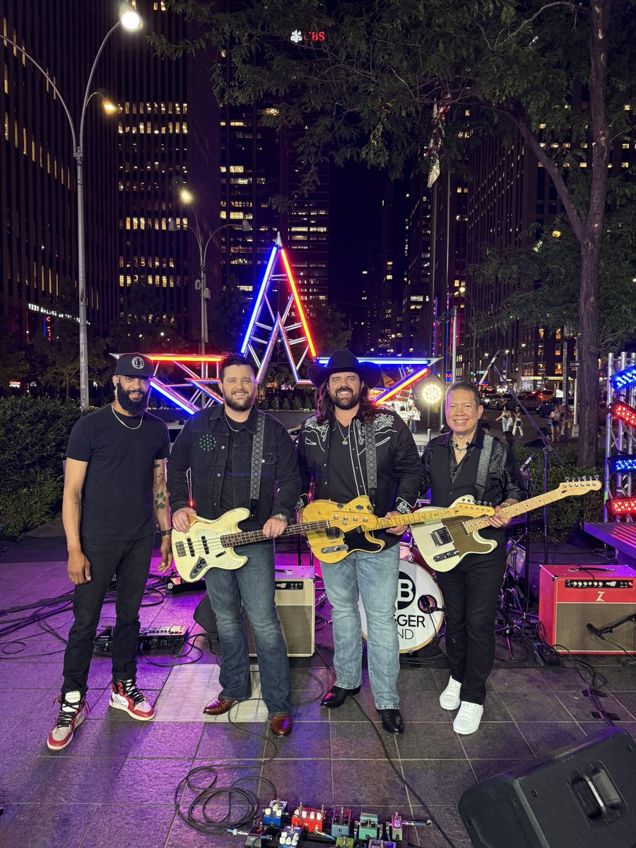 Dugger_Band's tweet image. Everybody wish Seth a happy birthday!! What a weekend to celebrate!! #duggerband #bday