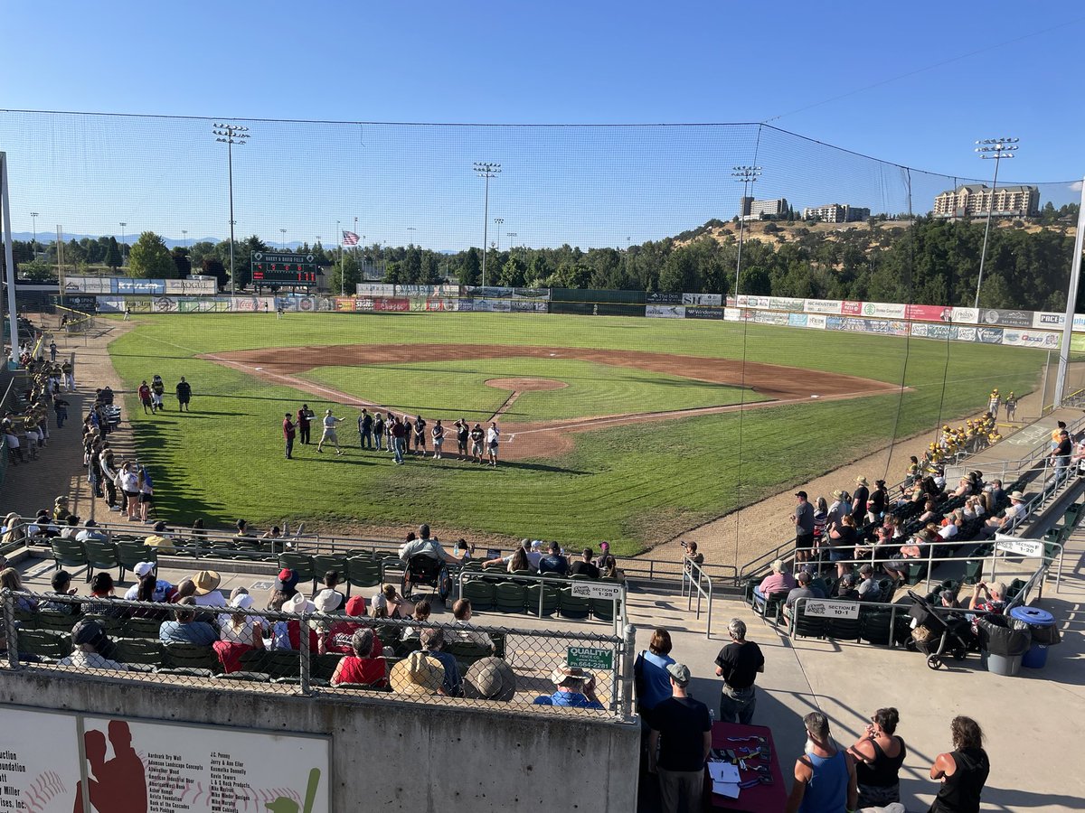 BryanWe94586914's tweet image. It is Military Appreciation Night in Medford. @MedfordRogues looks for the series win against the @FresnoAthletics. Catch the action on my YouTube channel: Bryan Welch!!
m.youtube.com/@bryanwelch460…