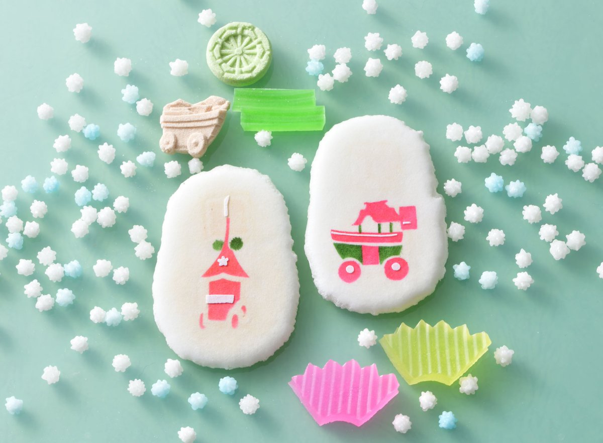 tawaraya_unryu's tweet image. 創作干菓子『祇園囃子』

コンチキチンとお囃子を奏でながら巡行する山鉾を、干菓子の詰め合わせにて表現しました。
お土産としても人気な商品です🎵

🪭1箱　1,080円
🪭7/24頃までの期間限定販売

※上記商品はオンラインショップでも販売いたしております。
tawaraya.xbiz.jp/products/detai…

#俵屋吉富