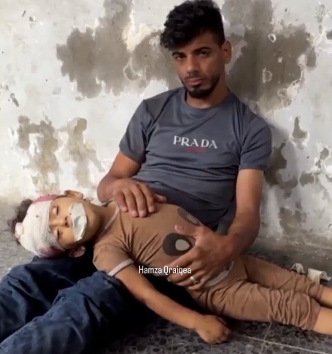 Gazze’de yaşanan bir savaş değil.
Bu, kameraların önünde işlenen bir soykırım!
Ve dünya, bu soykırıma sessiz kalıyor…

Çocukların katledildiği bir düzende, hiçbir sessizlik masum değildir.

Bir çocuğun cansız bedeni kadar ağır hiçbir gerçek yoktur…

#Gazze #SoykırımVar