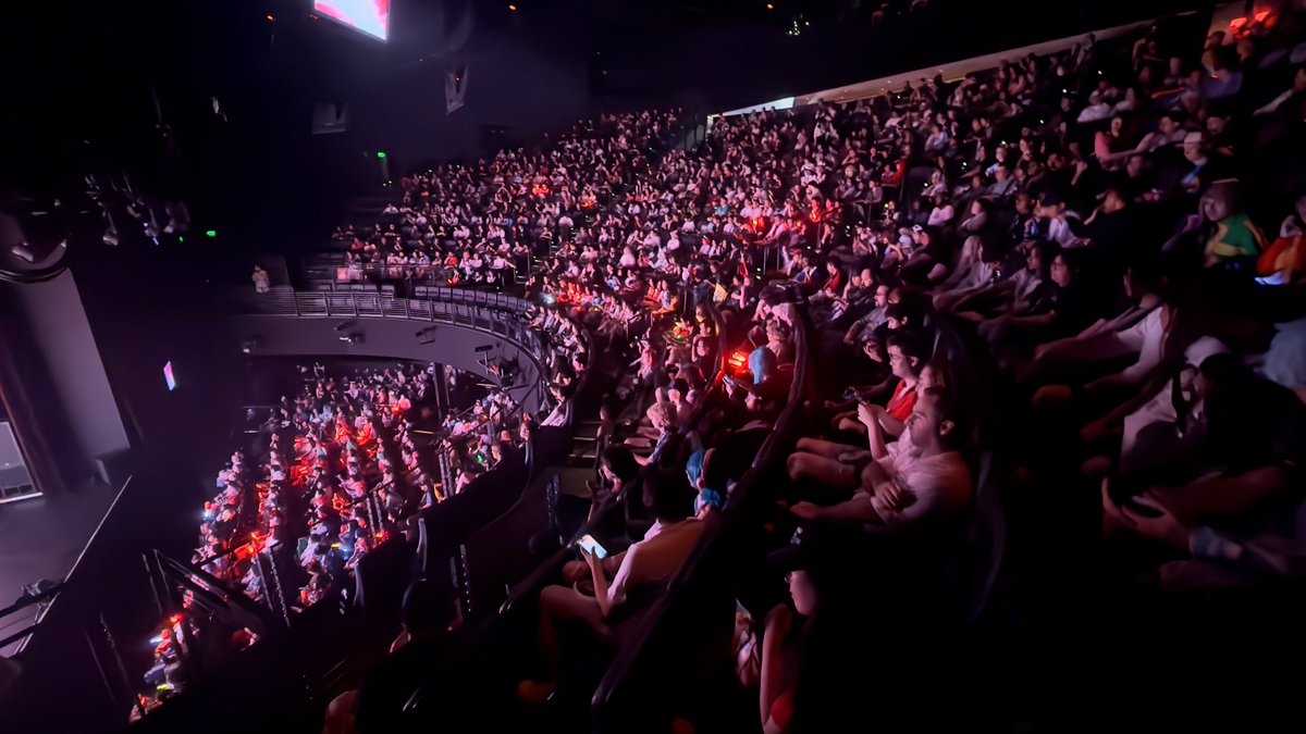 kingrecords_en's tweet image. DAY3 is over!🎉
The excitement at the screening was absolutely amazing…! 🔥
Did you have fun? 💬
Sadly, tomorrow is the final day...
Come to the booth for the mini screening or to take photos with the large panel! 📸
We're waiting for you at the E-50 booth!🙌
#Utapri #HypMic…