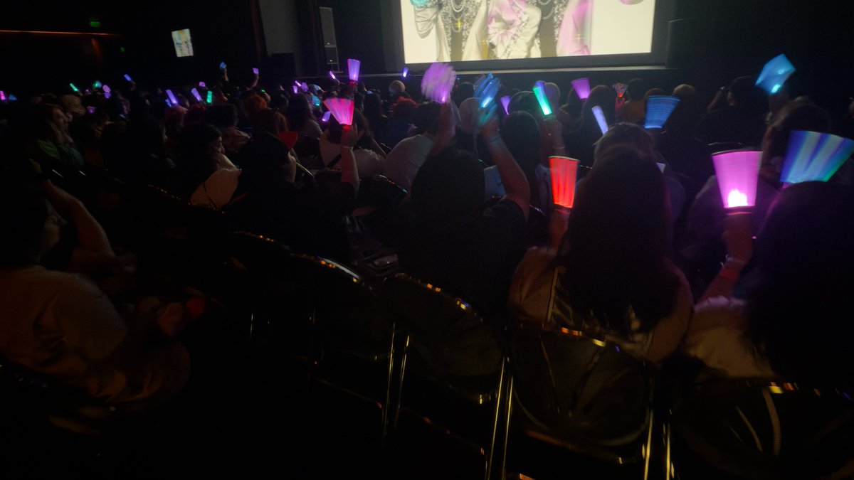 kingrecords_en's tweet image. DAY3 is over!🎉
The excitement at the screening was absolutely amazing…! 🔥
Did you have fun? 💬
Sadly, tomorrow is the final day...
Come to the booth for the mini screening or to take photos with the large panel! 📸
We're waiting for you at the E-50 booth!🙌
#Utapri #HypMic…