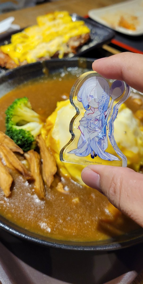 龜家裡太久，出來吃個飯。
份量真大的起司（超厚）豬排咖哩飯。
明明看起來不大。
#織雪在不在