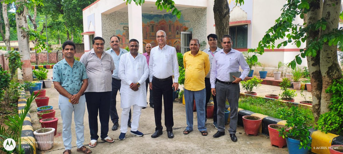 आज बांदीकुई रेलवे स्टेशन पर मदन जी देवड़ा प्रधान मुख्य परिचालन प्रबंधक उत्तर पश्चिम रेलवे जयपुर से मुलाकात कर बांदीकुई में ट्रेनों के ठहराव के संबंध में ज्ञापन दिया।
 इस अवसर पर भाजपा जिला महामंत्री डॉक्टर सुमेश विजय, वैश्य समाज अध्यक्ष संतोष जी बडाया आदि उपस्थित रहे।