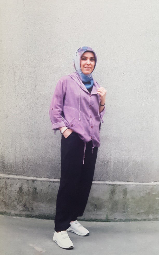 Çocuklar sabah uyanınca annesini arar.
Ateşi çıktığında, kâbus gördüğünde, canı sıkıldığında “anne” der.
Peki annesi hapiste olan bu çocukların yarasına hangi kelime merhem olur? Hırsızlar, gaspçılar, dolandırıcılar dışarıda…
Ama üç çocuğun annesi suçsuz yere cezaevinde!