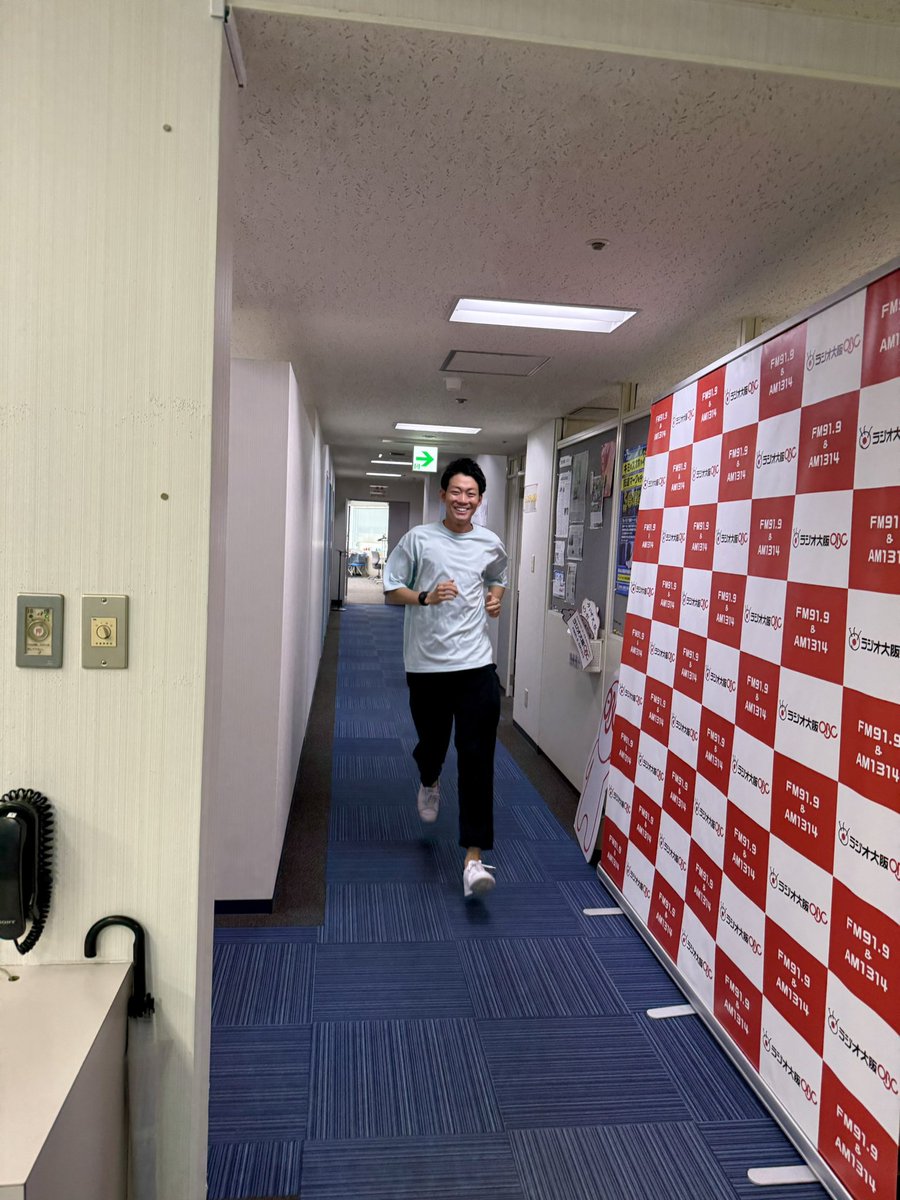 皆さんお気付きじゃないと思いますが
先週の放送中お花畑から
ダッシュで戻ってきたみながわさんです💨

急ぎすぎて浮いてたかもしれません。

#ネイビーズアフロ
#みみだん #ラジオ大阪