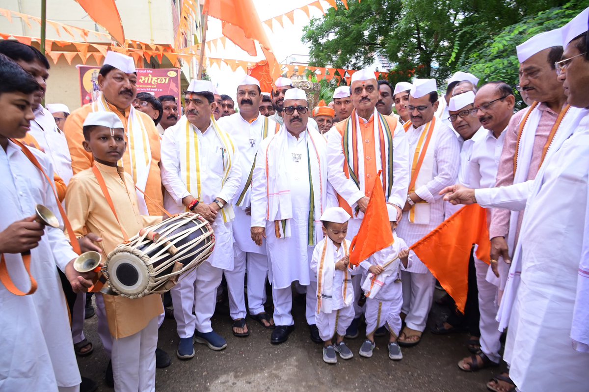 आषाढी एकादशी निमित्त श्री.गणेश नावंदर यांच्या वतीने भव्य दिंडी सोहळ्याचे आयोजन करण्यात आले होते.. 

या दिंडी सोहळ्यात सहभाग घेऊन श्रीहरी विठ्ठलाच्या प्रतिमेचे पूजन केले.. लाडक्या विठू माऊलीचा वरदहस्त सर्वांवर अखंड राहो हीच प्रार्थना! 

..जय हरी विठ्ठल!!

#आषाढी_एकादशी