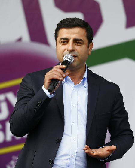 BAK 
ÜMİT ÖZDAĞ 
İŞTE ONURLU VE GURURLU 

Ama sen itirafçı oldun serbest bırakıldın 🤷‍♂️🙏✌