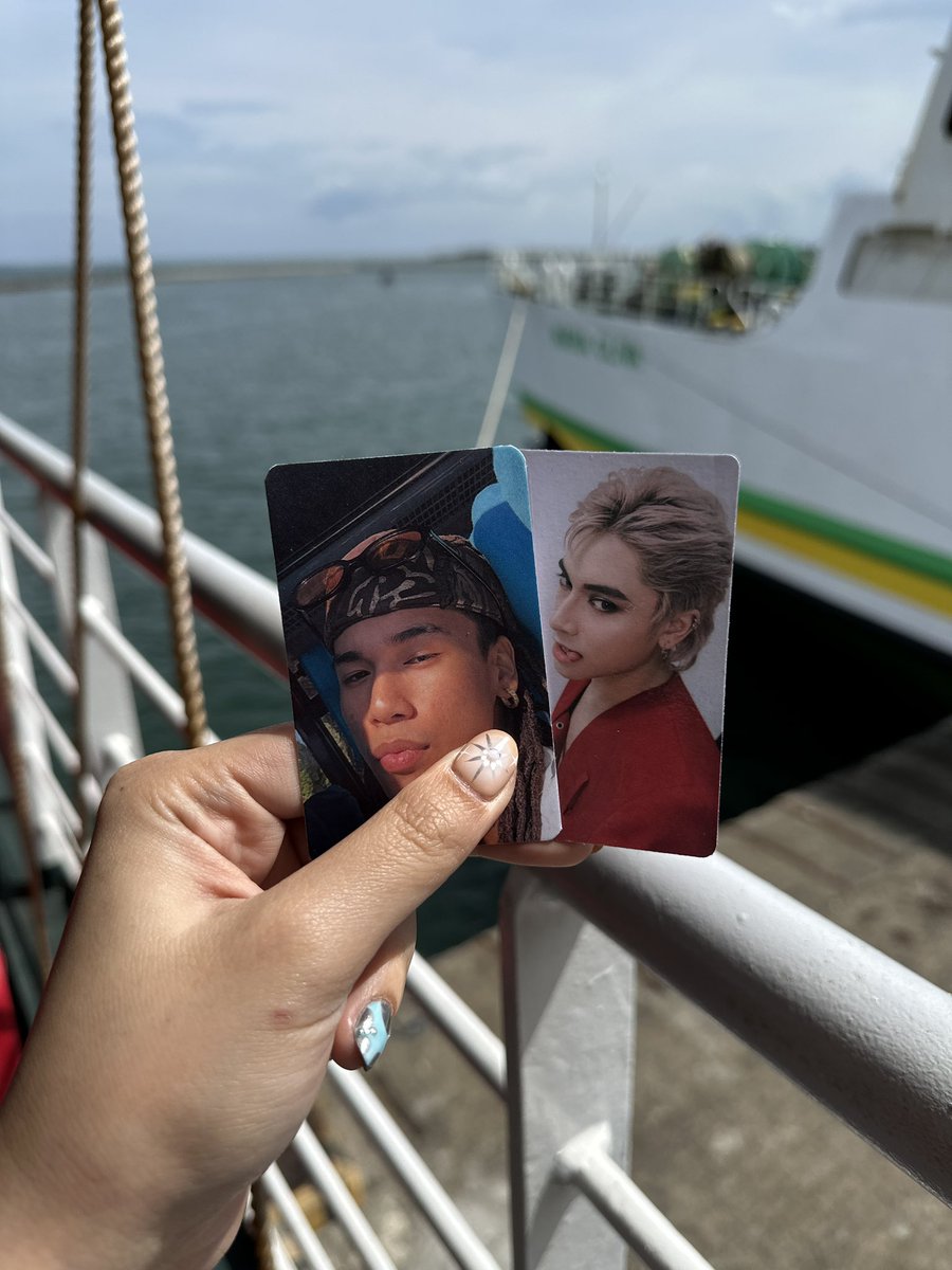 rcystcr's tweet image. clutching onto mojao kasi baka liparin sa dagat ZjhhajhhahHAHAHA