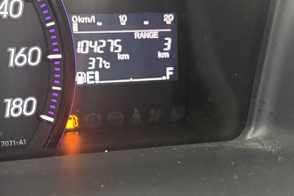 このクソアツい中、ガソリンスタンドに着いた時の残量笑
危なかった