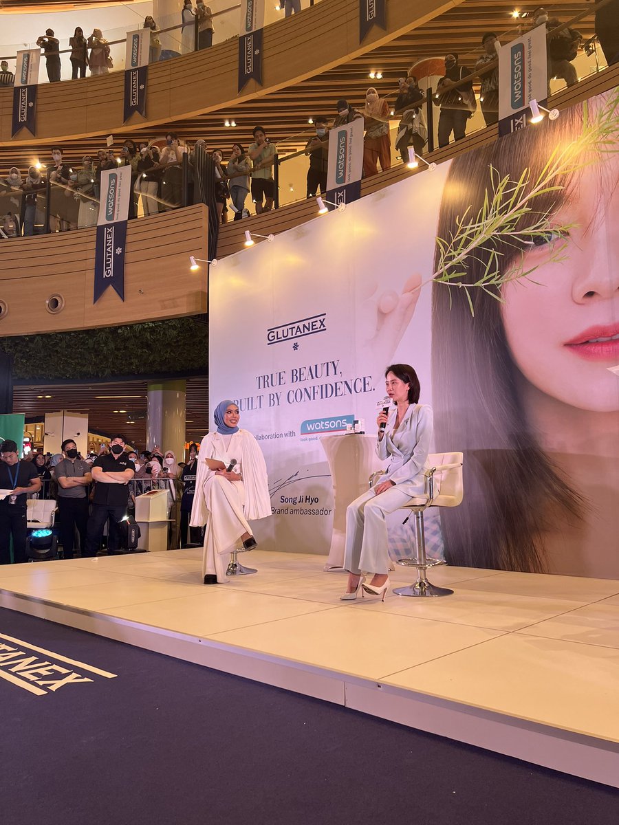 Munaabella's tweet photo. Dalam pengalaman saya pergi K-Pop concerts &amp; events majority banyak yang ada kerjaya hebat &amp; sedang cuba capai impian. 

K-Pop fans, drop your careers!

Saya Munaa Bella professional emcee, radio announcer, tv &amp; digital host also an actress 🤍 https://t.co/ZF9BJioaEZ