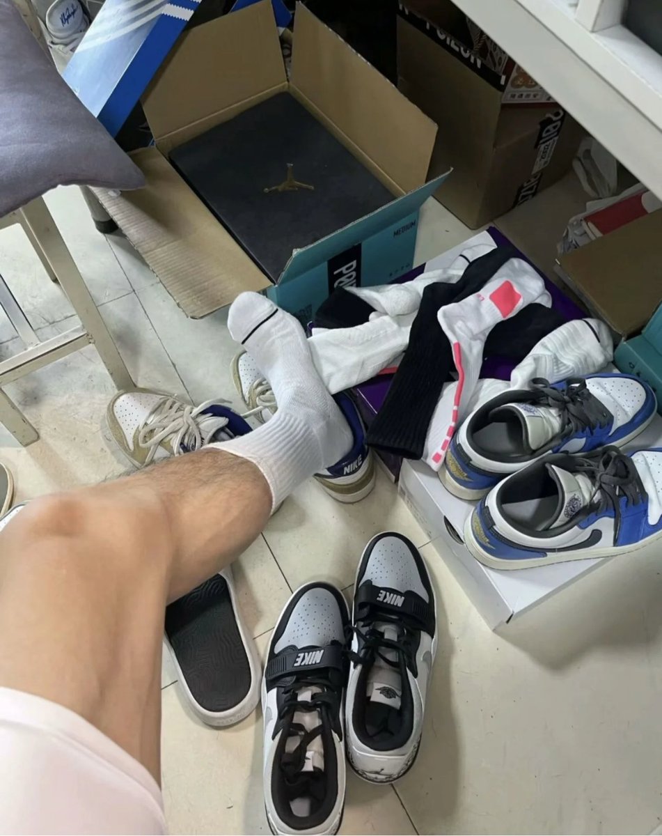 3942Exile's tweet photo. 滚过来舔 
#1s    #体育生 #s #白袜 https://t.co/CJJuWWIzpG