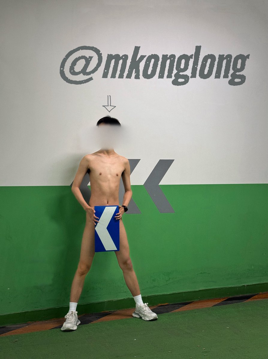 恐龙 (@mkonglong) on Twitter photo 《停车场的指路男孩》
地下停车场里,裸体男孩稳稳的举着指路牌,为车灯照明的方向勾勒清晰指引,却不想,车子停了下来……
摄影📹:<a href="/JazzLyffh/">泽𝗲𝗺𝗺𝗺</a> 《停车场的指路男孩》
地下停车场里,裸体男孩稳稳的举着指路牌,为车灯照明的方向勾勒清晰指引,却不想,车子停了下来……
摄影📹:<a href="/JazzLyffh/">泽𝗲𝗺𝗺𝗺</a>