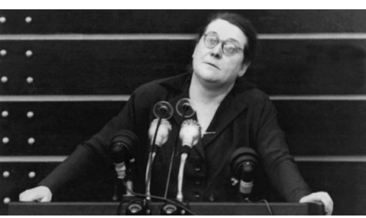 Helene Wessel war Politikerin, die als Vorsitzende der Zentrums-Partei, die erste weibliche Parteivorsitzende Deutschlands war und als eine von nur vier weiblichen Mitgliedern des Parlamentarischen Rates zu den „Müttern" des Grundgesetzes zählt.
6. Juli 1898 - 13. Oktober 1969