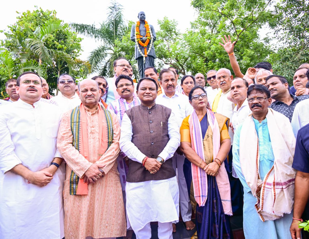MohanMOdisha's tweet photo. ଭାରତବର୍ଷର ଅଖଣ୍ଡତା ପାଇଁ ନିଜର ସମ୍ପୂର୍ଣ୍ଣ ଜୀବନକୁ ସମର୍ପଣ କରିଥିବା ମହାନ ରାଷ୍ଟ୍ରଭକ୍ତ, ଜନନାୟକ, ଶିକ୍ଷାବିତ ତଥା ଭାରତୀୟ ଜନସଂଘର ସଂସ୍ଥାପକ ଡ. ଶ୍ୟାମା ପ୍ରସାଦ ମୁଖାର୍ଜୀଙ୍କ ଜୟନ୍ତୀ ଅବସରରେ ଆଜି ଭୁବନେଶ୍ୱର ସତସଙ୍ଗ ବିହାର ସ୍ଥିତ  ଡ. ଶ୍ୟାମା ପ୍ରସାଦ ମୁଖାର୍ଜୀ ପାର୍କ ରେ ଡ. ଶ୍ୟାମା ପ୍ରସାଦ ମୁଖାର୍ଜୀଙ୍କ ପ୍ରତିମୂର୍ତ୍ତିରେ ପୁଷ୍ପ ଅର୍ପଣ କରି ଶ୍ରଦ୍ଧାଞ୍ଜଳି ଜ୍ଞାପନ କଲି। ତାଙ୍କ ଜୀବନ ଆଦର୍ଶ ତଥା ତ୍ୟାଗ ଓ ବଳିଦାନର ଉଦାହରଣ ସର୍ବଦା ଆମର ମାର୍ଗଦର୍ଶନ କରୁଥିବ।