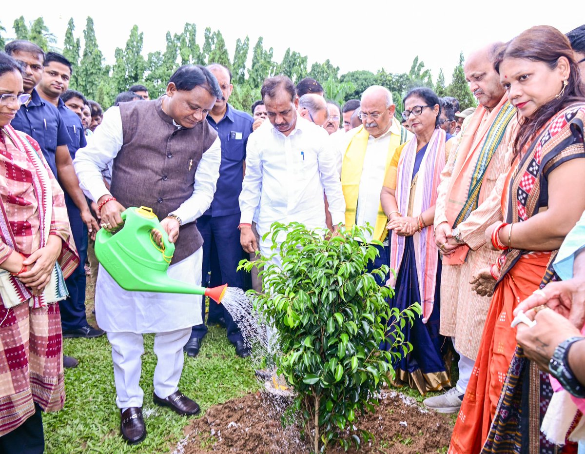 ଭାରତବର୍ଷର ଅଖଣ୍ଡତା ପାଇଁ ନିଜର ସମ୍ପୂର୍ଣ୍ଣ ଜୀବନକୁ ସମର୍ପଣ କରିଥିବା ମହାନ ରାଷ୍ଟ୍ରଭକ୍ତ, ଜନନାୟକ, ଶିକ୍ଷାବିତ ତଥା ଭାରତୀୟ ଜନସଂଘର ସଂସ୍ଥାପକ ଡ. ଶ୍ୟାମା ପ୍ରସାଦ ମୁଖାର୍ଜୀଙ୍କ ଜୟନ୍ତୀ ଅବସରରେ ଆଜି ଭୁବନେଶ୍ୱର ସତସଙ୍ଗ ବିହାର ସ୍ଥିତ  ଡ. ଶ୍ୟାମା ପ୍ରସାଦ ମୁଖାର୍ଜୀ ପାର୍କ ରେ ଡ. ଶ୍ୟାମା ପ୍ରସାଦ ମୁଖାର୍ଜୀଙ୍କ ପ୍ରତିମୂର୍ତ୍ତିରେ