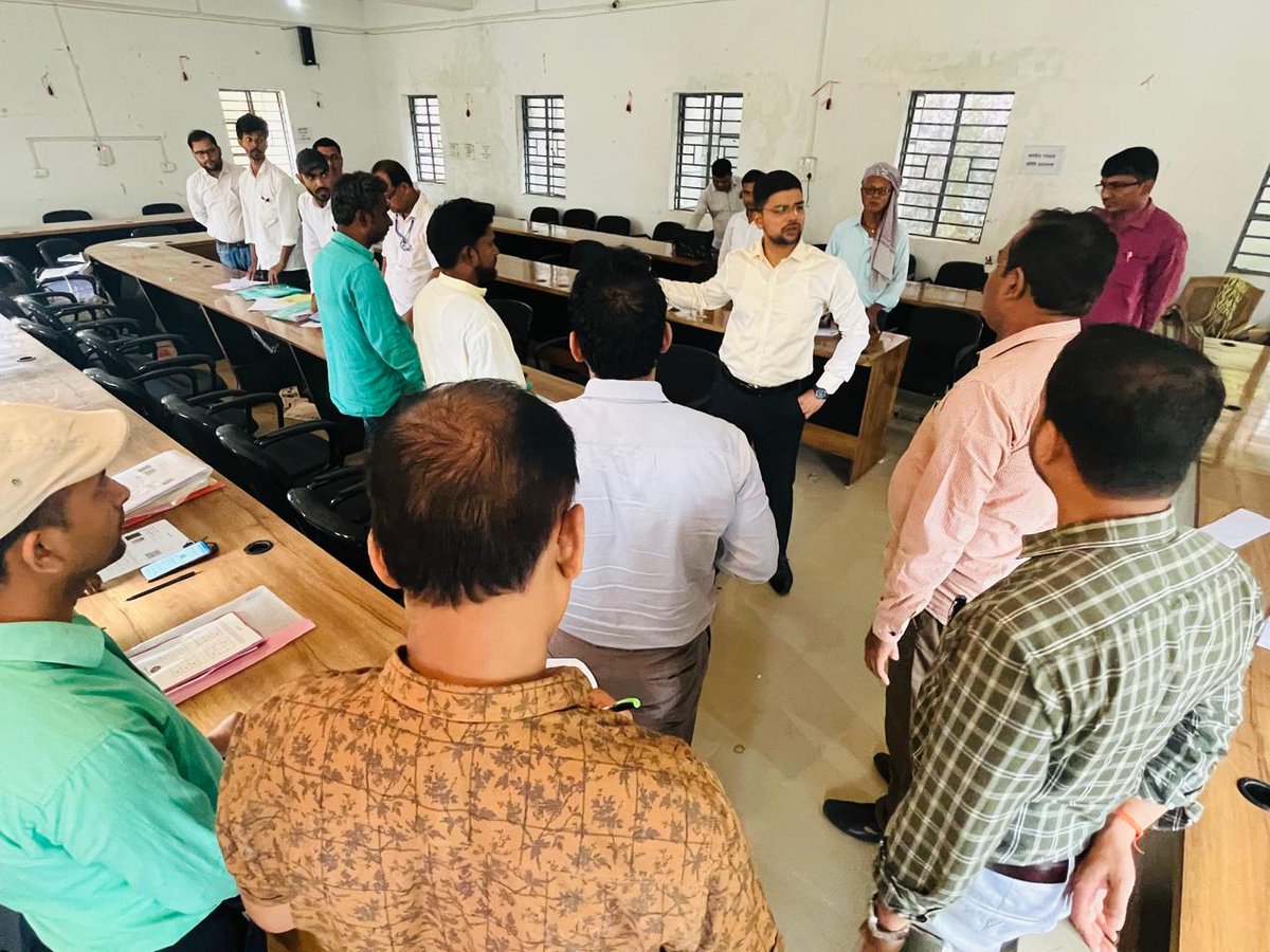 जिला प्रशासन, पूर्णिया (@dmpurnea) on Twitter photo #कोई_योग्य_मतदाता_छूटे_ना
जिला पदाधिकारी पूर्णिया के द्वारा विशेष गहन पुनरीक्षण-2025 के आलोक में आज पूर्णिया जिला के #अमौर_विधानसभा क्षेत्र में गणना प्रपत्र वितरण,संग्रहण एवं अपलोडिंग कार्य का निरीक्षण किया गया।#ECI #विशेष_गहन_पुनरीक्षण
<a href="/IPRDBihar/">IPRD Bihar</a>
<a href="/ECISVEEP/">Election Commission of India</a> <a href="/CEOBihar/">Chief Electoral Officer, Bihar</a> #कोई_योग्य_मतदाता_छूटे_ना
जिला पदाधिकारी पूर्णिया के द्वारा विशेष गहन पुनरीक्षण-2025 के आलोक में आज पूर्णिया जिला के #अमौर_विधानसभा क्षेत्र में गणना प्रपत्र वितरण,संग्रहण एवं अपलोडिंग कार्य का निरीक्षण किया गया।#ECI #विशेष_गहन_पुनरीक्षण
<a href="/IPRDBihar/">IPRD Bihar</a>
<a href="/ECISVEEP/">Election Commission of India</a> <a href="/CEOBihar/">Chief Electoral Officer, Bihar</a>
