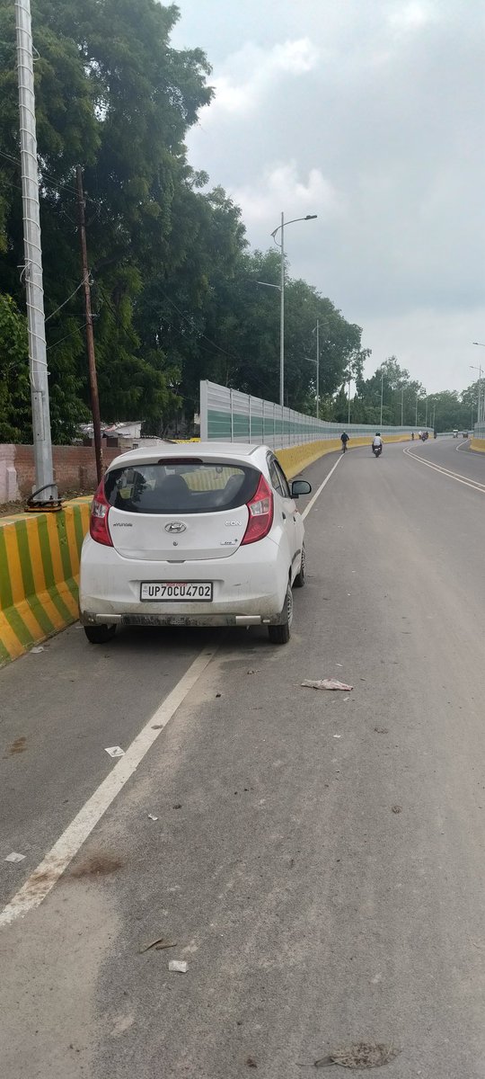 prabhatkrverma's tweet photo. यह कार पिछले कई दिनों से लावारिश हालत में IERT ओवर ब्रिज, थाना कर्नलगंज जिला प्रयागराज, पर खड़ी है। इसका अवलोकन कराएं@uppolice @prayagraj_pol @dgpup @cmoup @myogiadityanath @myogioffice https://t.co/GYiBosBdOE