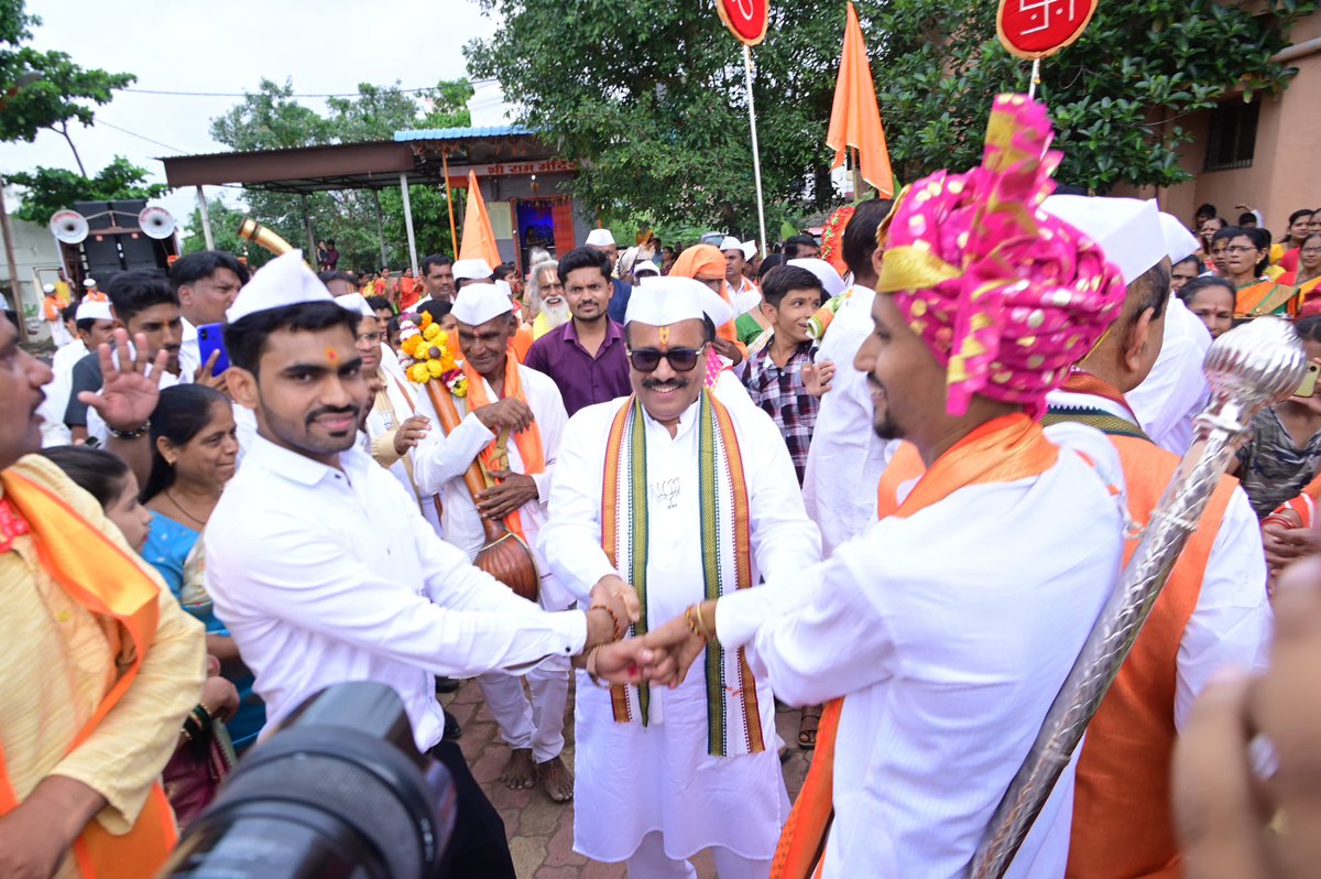आषाढी एकादशी निमित्त धर्मवीर खासदार स्व.मोरेश्वर सावे क्रीडा संकुल, श्रीराम मंदिर येथून निघालेल्या दिंडीला भेट दिली..

भक्ती, श्रद्धा आणि परंपरेचा संगम असलेल्या या दिंडी सोहळ्यात सहभागी होऊन महाप्रसादाचे वाटप करण्याचे भाग्य लाभले..

#आषाढी_एकादशी #दिंडी #AshadhiEkadashi