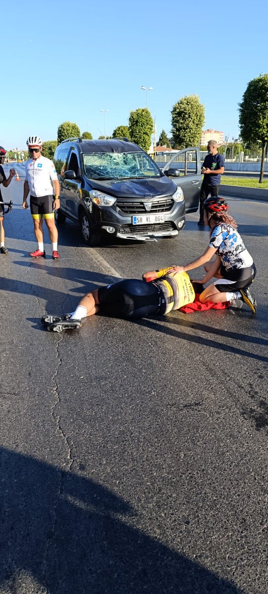 Yine İstanbul yine trafik kurallarına göre sağ şeritten gitme hakkına sahip ve antrenman yapan bisikletçi arkadaşlarımıza araba çarpıyor. Şiddetin boyutunu araç hasarından görebilirsiniz. 
Yer Pendik Pazar alanı karşısı. Ne zaman önlem alınacak?
