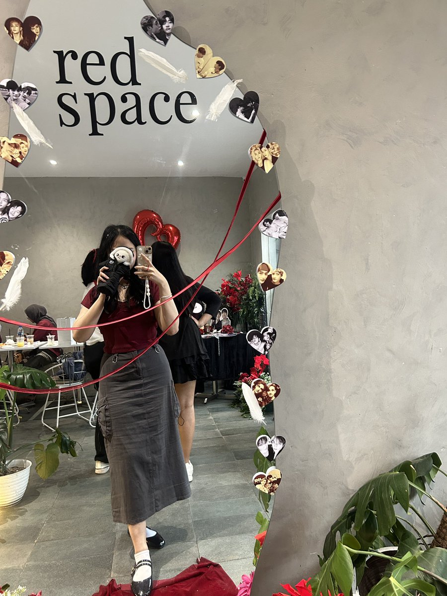 bloodricochetxo's tweet photo. A very fun saturday spent with chanjinners 🌹❤️ @320space https://t.co/ZC2IuhdDSC