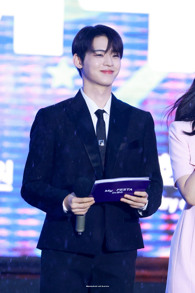 Symbol_of_Luv's tweet photo. 250613 여수 MyK FESTA ✨️MC⭐️ #효진 
#온앤오프 #ONF #HYOJIN https://t.co/Fh3ZLgckxe